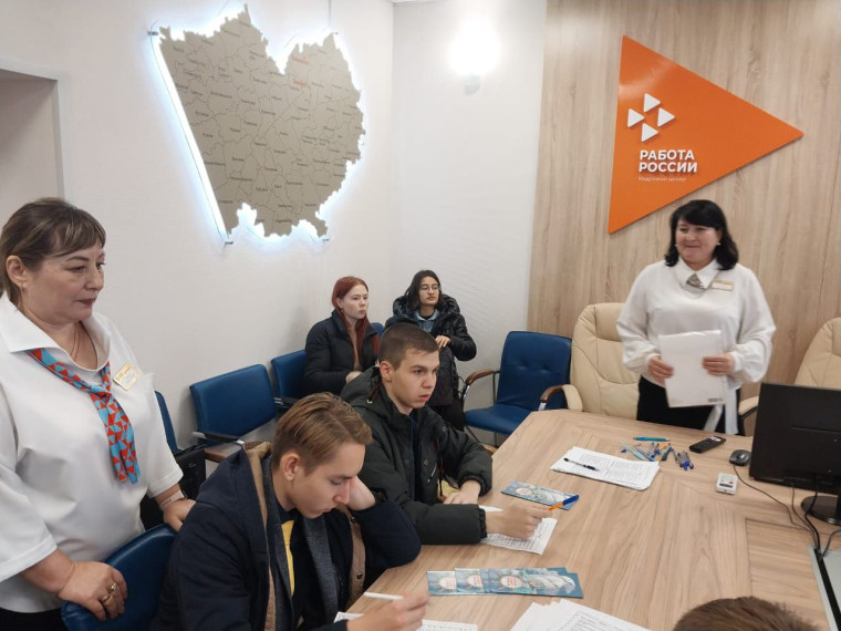 Профориентационная экскурсия школьников по предприятиям и организациям рабочего посёлка.